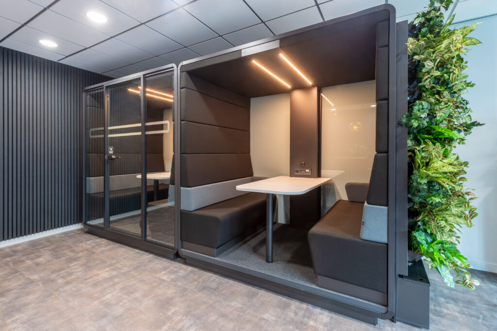 Kantoorinrichting trends 2025: Stilteruimtes en akoestische pods