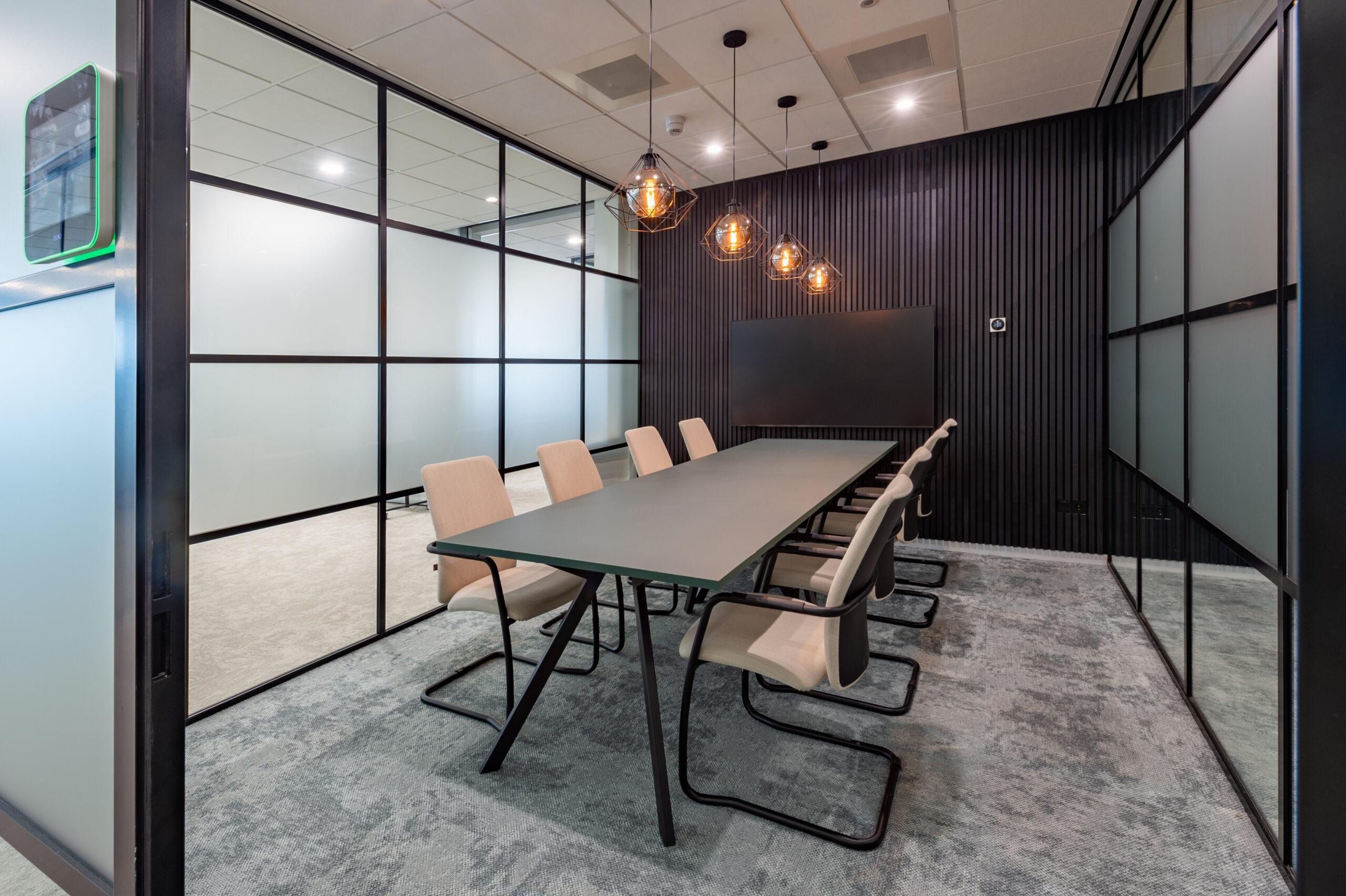 Inrichting vergaderruimte meubilair dat vergaderen ondersteunt